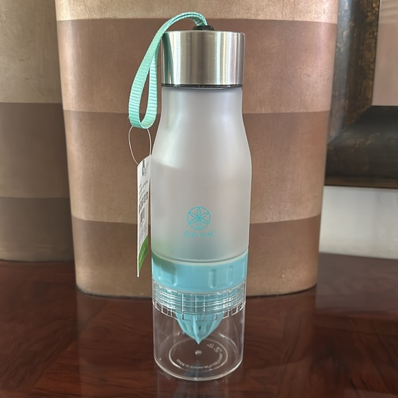 Gaiam *NWT* 22 Ounce Fruit Infuser Water Bottle, BPA Free Non-Toxic, Blue Strap - Picture 7 of 14
